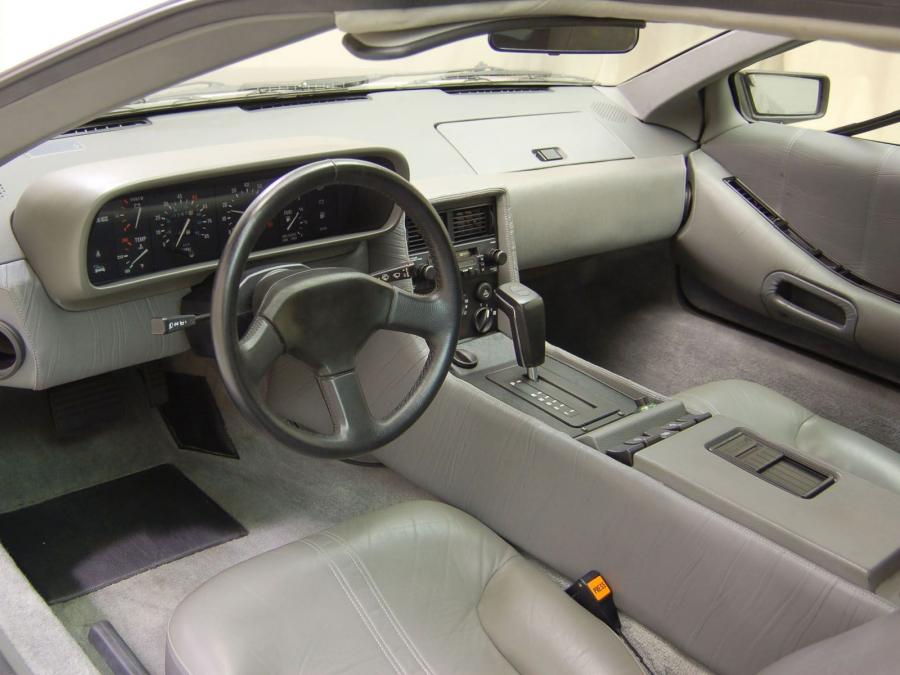 Интерьер DeLorean DMC-12 1981 года  (фото 42 из 48)